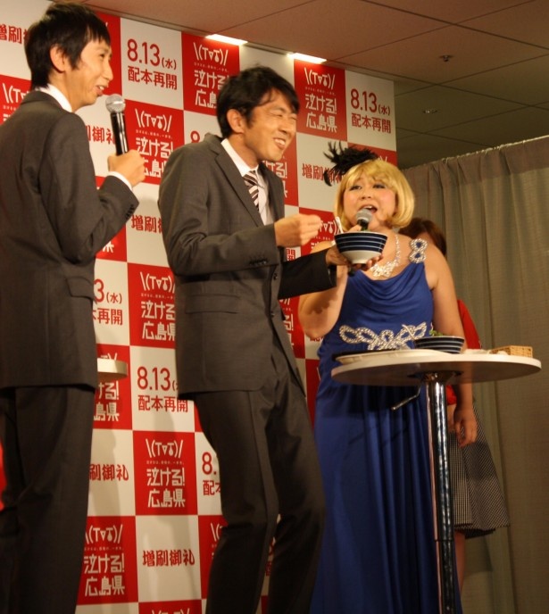 モノマネ芸人のやしろ優が運んできた「汁なし担担麺」を食べて、田中は山椒の辛さで思わず泣きそうに!?
