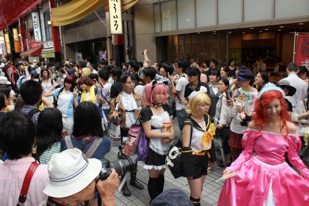 【画像を見る】フィナーレを飾るパレードにはなんと約1000人のコスプレイヤーが参加。コスプレの聖地としての名古屋を世界に知らしめた！