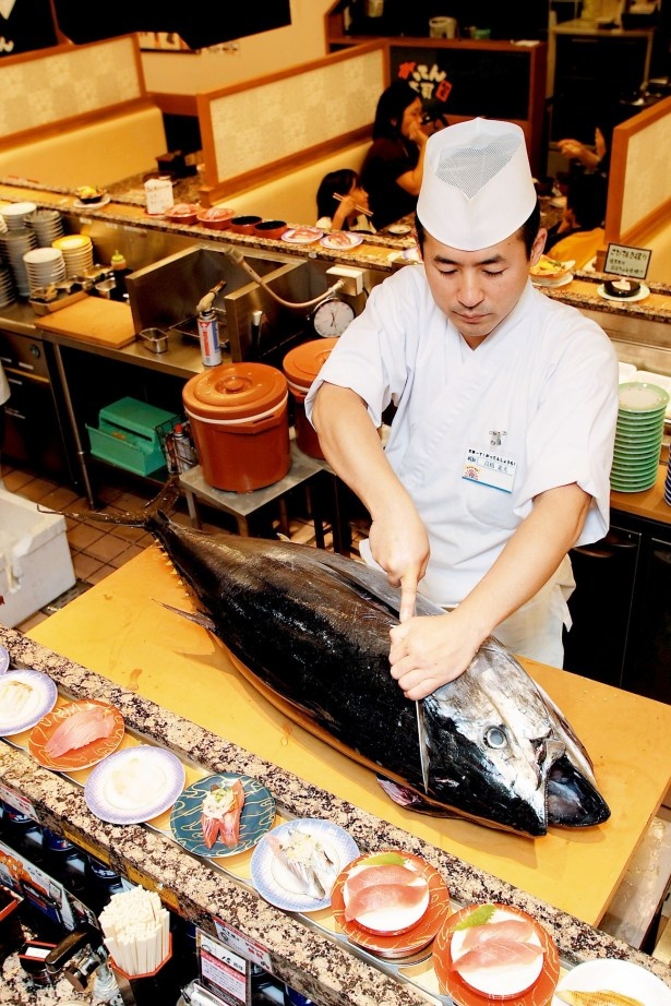 総合1位に輝いた「がってん寿司」。名物“まぐろの解体ショー”は客の目の前で行われる人気イベントだ