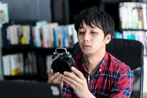 【写真を見る】スマホ依存症の自称・クマ男！就寝前にスマホをずっと見ていると、こんな寝不足になってしまうかも!?