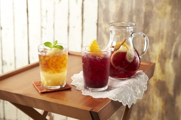 紅茶を得意とするカフェならではの、こだわりのレシピで作られた「サングリアティー」(写真中央と右)。香り高く深い味わい！