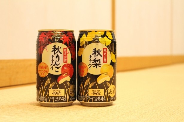 【写真を見る】果実と一緒に、もみじ、いちょう、すすきを描いて“日本の秋”を表現したシックなデザイン