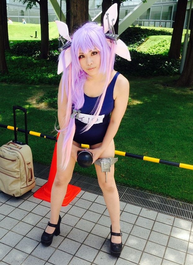 【写真を見る】大胆な水着姿！艦これ“伊19”のコスプレイヤー