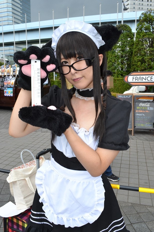 猫耳メイドに扮する成原陸さん