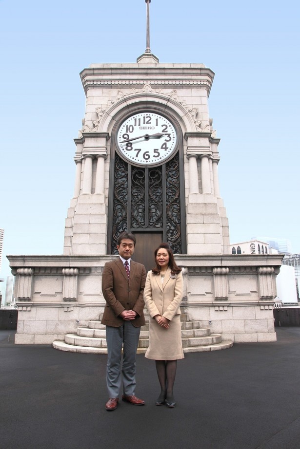 【画像を見る】記念写真をパシャリ！ここでの撮影…通常は50万円？銀座のシンボル、和光の時計塔前にて