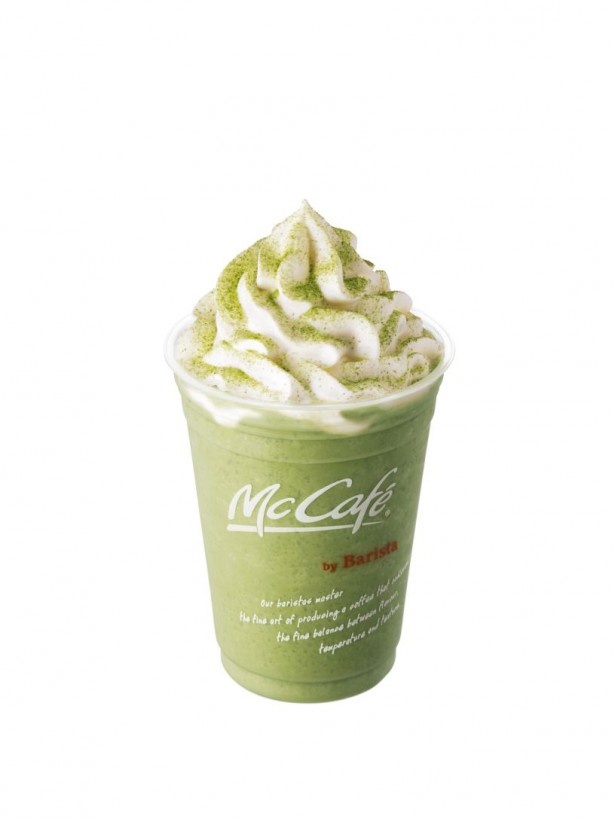 【写真を見る】「抹茶ラテフラッペ」(Mサイズ400円、Lサイズ441円)はクリームがたっぷり！