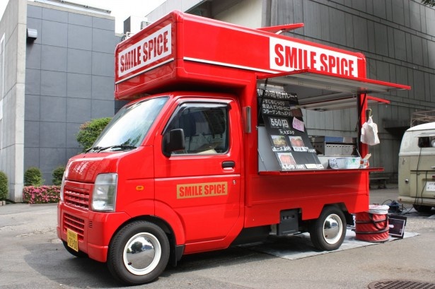 【写真を見る】厳選したスパイスを使ったスープカレーで有名なスパイススマイルも出店！