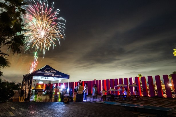 夏の夜空の下、プールサイドでビールを楽しめる