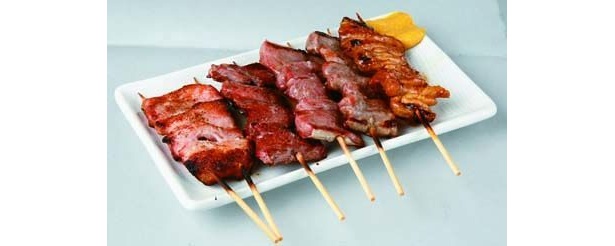 もつ焼き5本盛りは秘伝のたれで味つけ(900円〜/もつやき処 い志井)