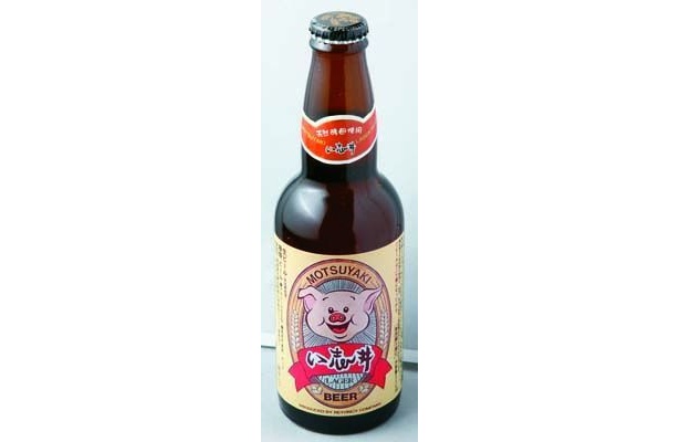 天然酵母入りでマイルドな飲み口の豚印い志井ビール(735円/もつやき処 い志井)