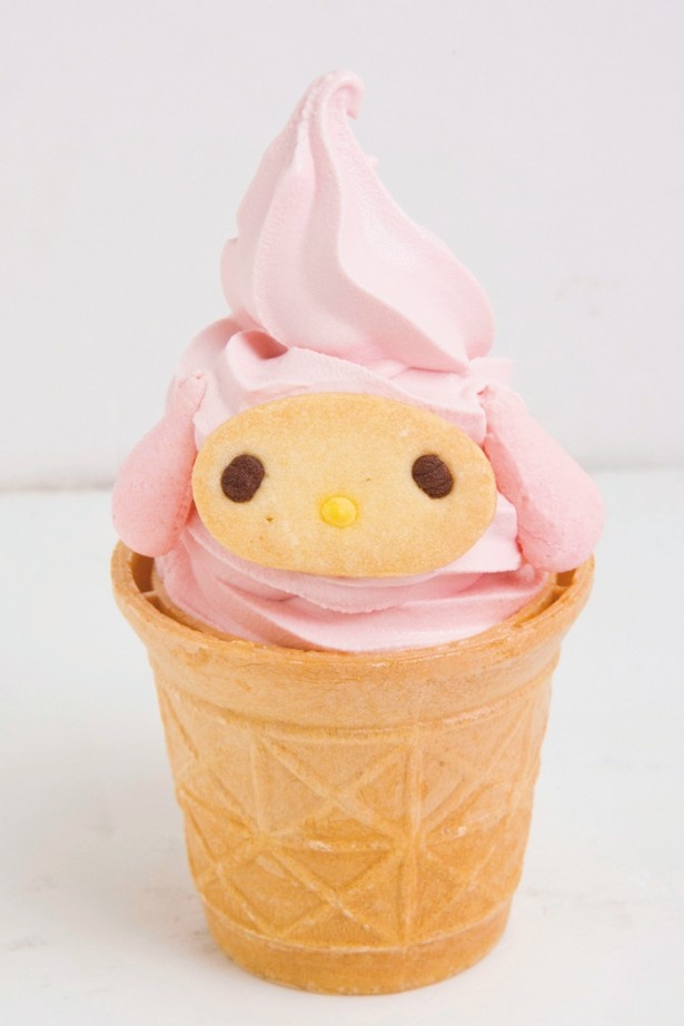 マイメロディのいちごソフト(450円)。顔はクッキー、耳はマカロン。可愛すぎて食べられない！