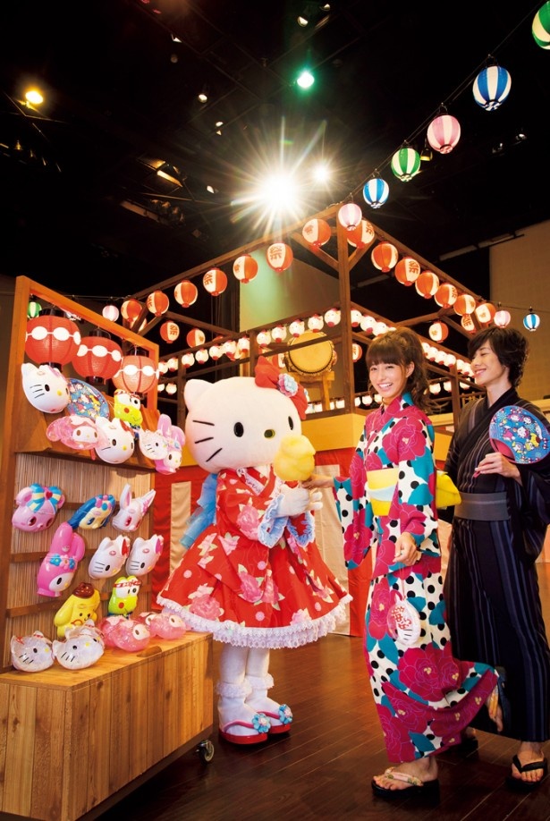 【写真を見る】ハローキティがプロデュースするのは「キティ＆ミミィの縁日ショップ」。運が良ければ店番中のキティに会える!?