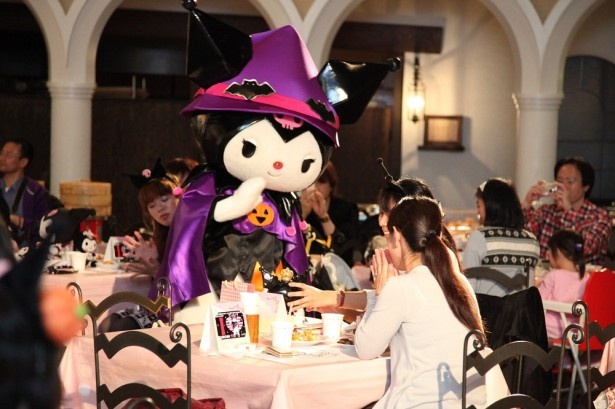 ハロウィンの衣装を着たキャラクターに会えるかも!?写真はマイメロディのライバル、クロミ