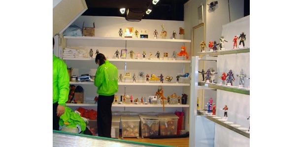 店内には様々なフィギュアが…