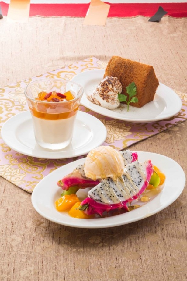 バーミヤンで提供される(写真奥から)「烏龍茶のシフォンケーキ」(税別349円)、「ジャスミン茶プリン」(税別299円)、「ドラゴンフルーツの盛り合わせ」(税別399円)
