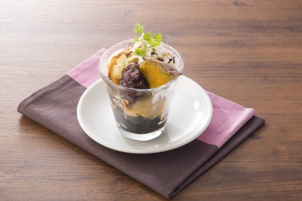 おはしCafeガストで販売される「安納芋と黒糖ゼリーのミニパルフェ」(税別449円)