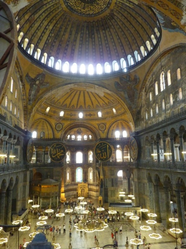 第17位にランクインしたトルコのアヤソフィア博物館(大聖堂)は幻想的な雰囲気