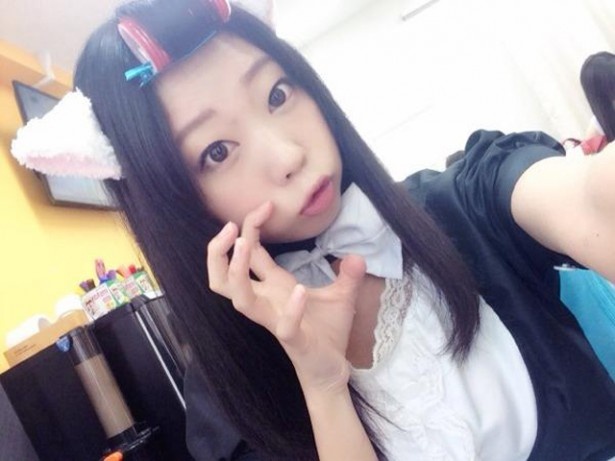 青山ひかるは1993年生まれの21歳。子猫を思わせる妹系のルックスと爆乳の持ち主