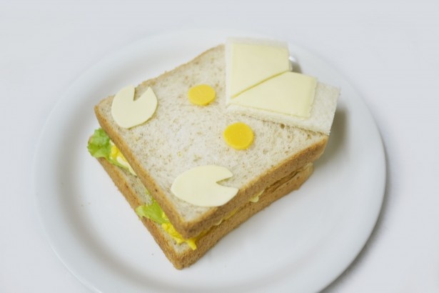 小腹が空いたら、バルタン星人を食べよう！卵＆レタスを挟み、チーズで顔を表現した「バルタン星人サンド」