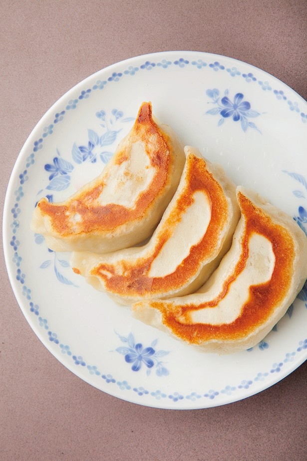 開楽 本店の「ジャンボ餃子」(360円)は長さ10cm、厚さ4cmの大ボリューム！
