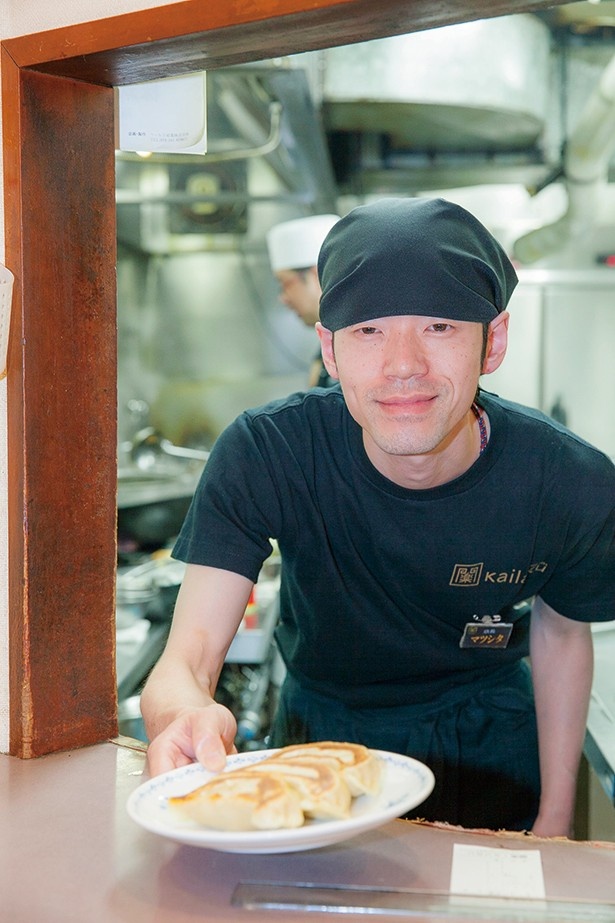 開楽 本店の餃子は、醤油とラー油を合わせたタレや辛味噌を付けて食べる