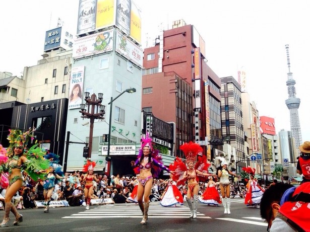 【写真を見る】東京スカイツリーを背に、セクシーなダンサーたちが舞う！