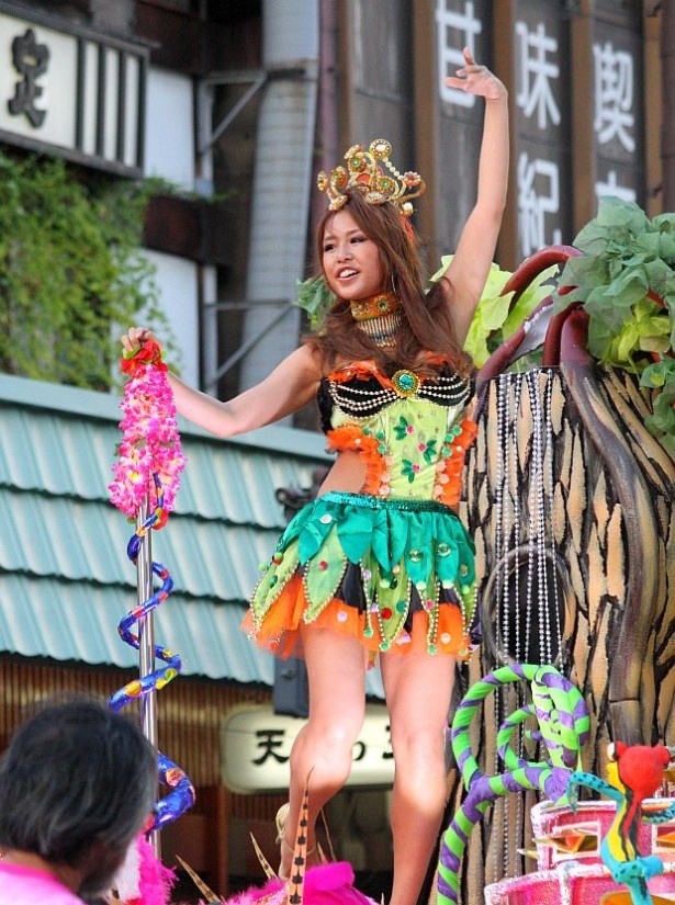 山車の上でもダンス！