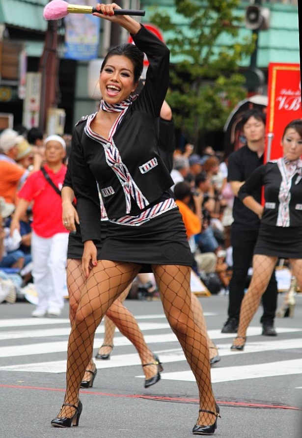美容部員風の衣装で