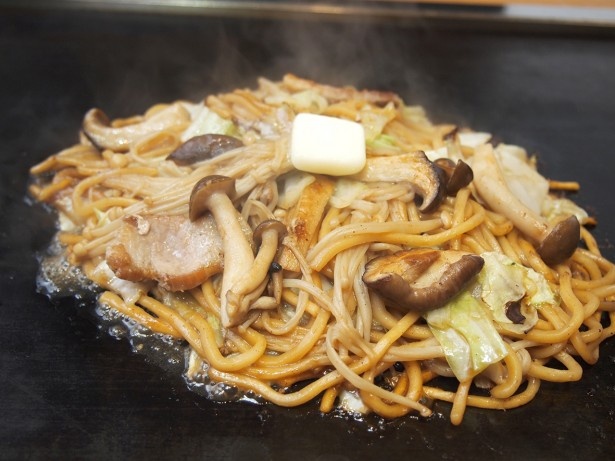 秋の味覚、きのこを使用した期間限定焼きそば「きのこしょうゆバター焼きそば」(並980円、大1210円、得盛り1380円)