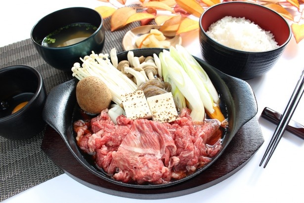 【写真を見る】高級肉がお手頃価格で。「松坂牛すき煮セット(秋仕立て)」(2050円)は必食！