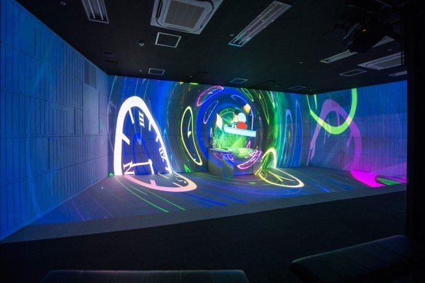 大迫力の4Dプロジェクションマッピングを体感。ドラえもんやのび太と一緒にタイムマシンで冒険の世界へ！