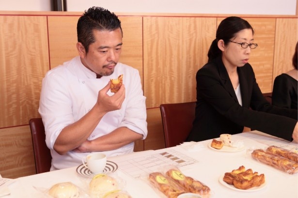 試作品を試食する上井シェフとマダム。「これだとありきたりな味だね」など、厳しい意見も飛び出し、試作品の制作は5回以上に及んだ