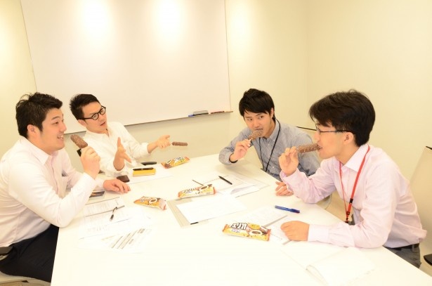 【写真を見る】あまりの効果に参加者もびっくり!?理論に基づいた会議方法…キーアイテムはアイスだ！