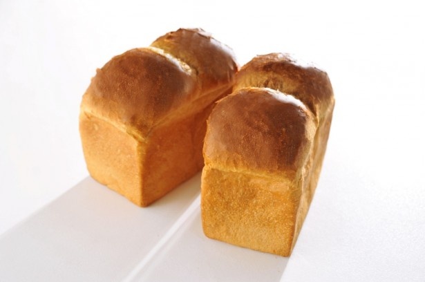 三重県桑名産のもち小麦を約30％使用し、トーストすると焼き餅のような香ばしい味と香りが楽しめる「もち小麦の山型トースト」(1本713円)