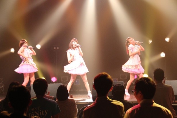 ライブでは若さみなぎる元気なパフォーマンスで魅せる！