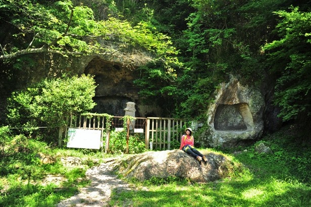奈良と大阪を分ける金剛山系の二上山。巨大な千年杉が横たわる岩屋峠など見どころが満載