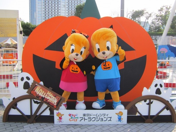 ハロウィンをモチーフとしたフォトパネルで記念撮影をできる「ハロウィン　フォトスポット」も用意されている