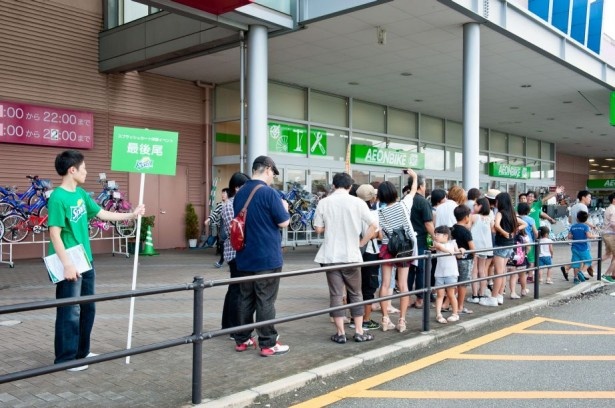 ずらりと伸びた行列も！参加者のワクワクした表情が印象的
