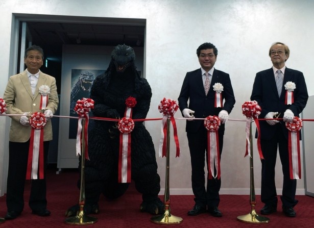 8/29のテープカットにはゴジラが登場！左から川北紘一（特撮監督）、ゴジラ、塚本英邦（学校法人塚本学院副理事長、大阪芸術大学副学長）、大森一樹（映画監督）