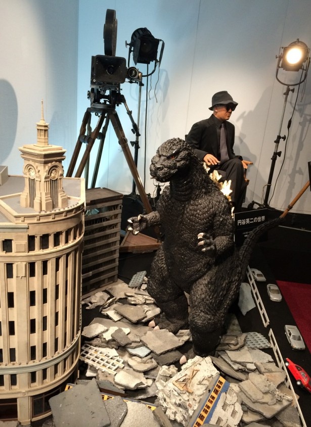 ゴジラが銀座を破壊するジオラマを展示