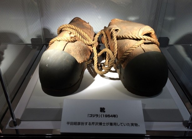 「ゴジラ」で実際に使われた芹沢博士が着用した靴など貴重な小道具も展示