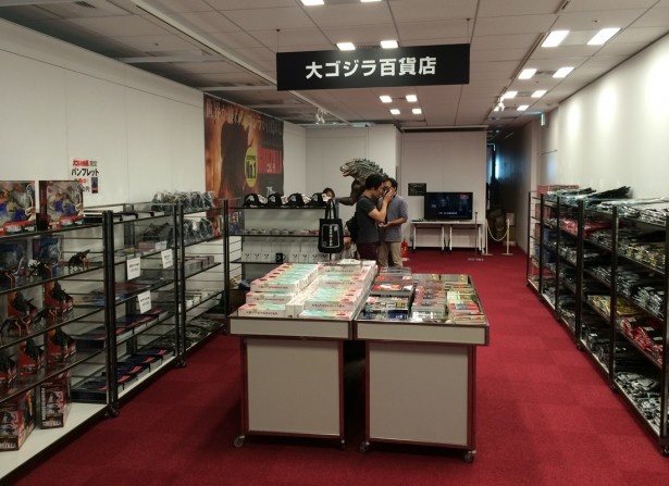 ゴジラグッズや書籍、お土産になるお菓子も販売！