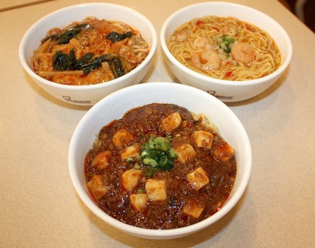【写真を見る】ミスドから本格的な味わいの「麻婆豆腐麺」「酸辣湯麺」「海老湯麺」(手前から時計回り)が新登場