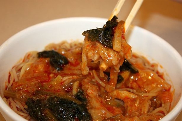 トッピングいっぱいの“酸っぱ辛い”「酸辣湯麺」