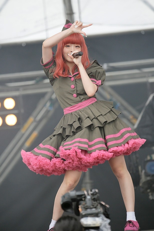 【写真を見る】きゃりーぱみゅぱみゅはショッキングピンクと黒のフリフリドレスがキュート！