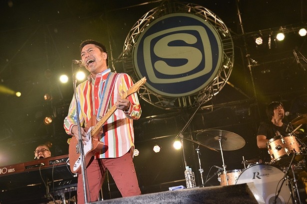 ウルフルズがステージに姿を現すと、会場からは大歓声が湧き上がった
