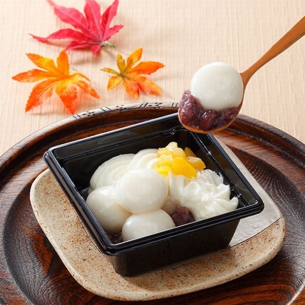 【写真を見る】モチモチな白玉と上品な甘さのつぶあんの組み合わせが美味しい「クリーム白玉ぜんざい(栗入り)」