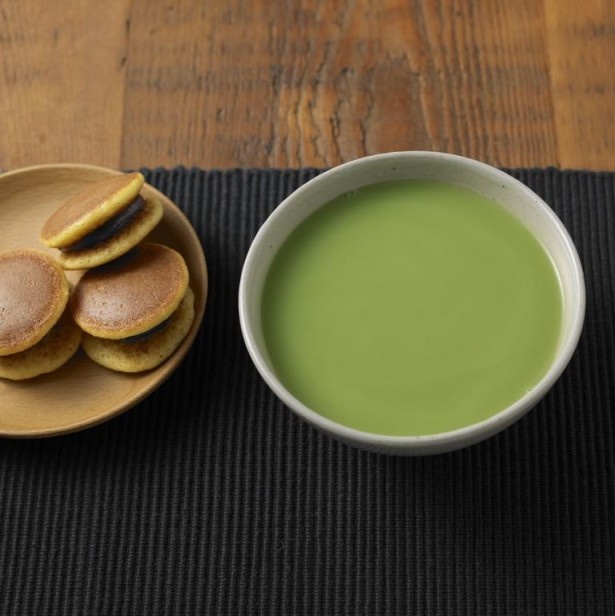 抹茶のような深みのある味わいの「好みの濃さで味わう　グリーンラテ(抹茶風)」(105g380円)