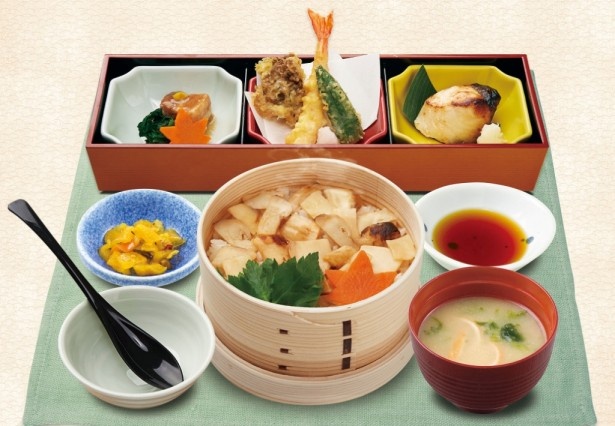 【写真を見る】マツタケせいろに加え角煮や天ぷら、西京焼が入った「松茸せいろ御飯膳」(税別1199円)