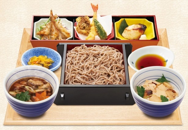 そばをメインに、マツタケ御飯や天ぷらを揃えた「松茸御飯と秋のご馳走膳」(税別1299円)